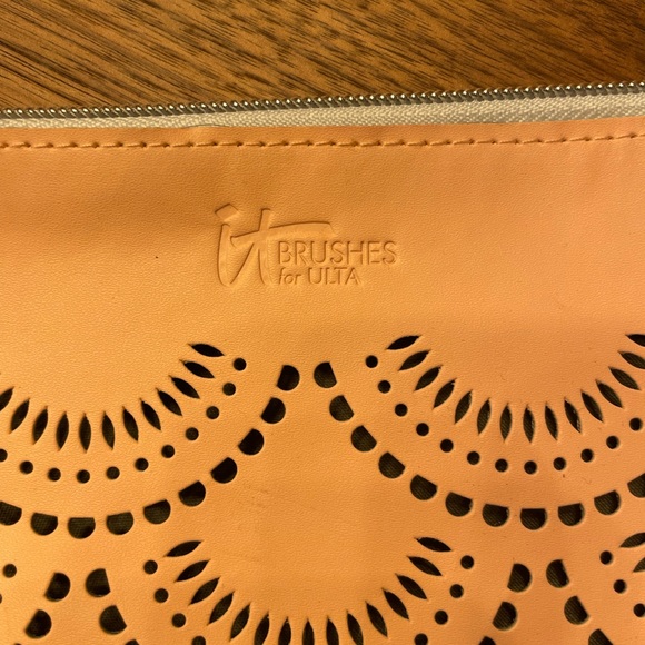It Cosmetic Bag - Picture 2 of 4